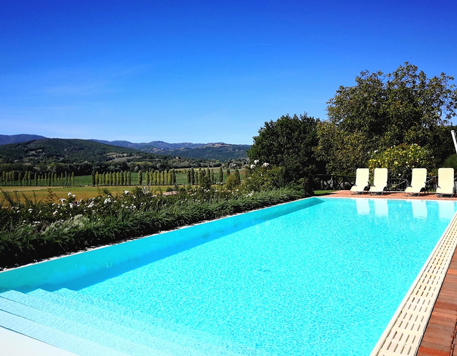 Piscina esterna a sfioro casa vacanze anghiari