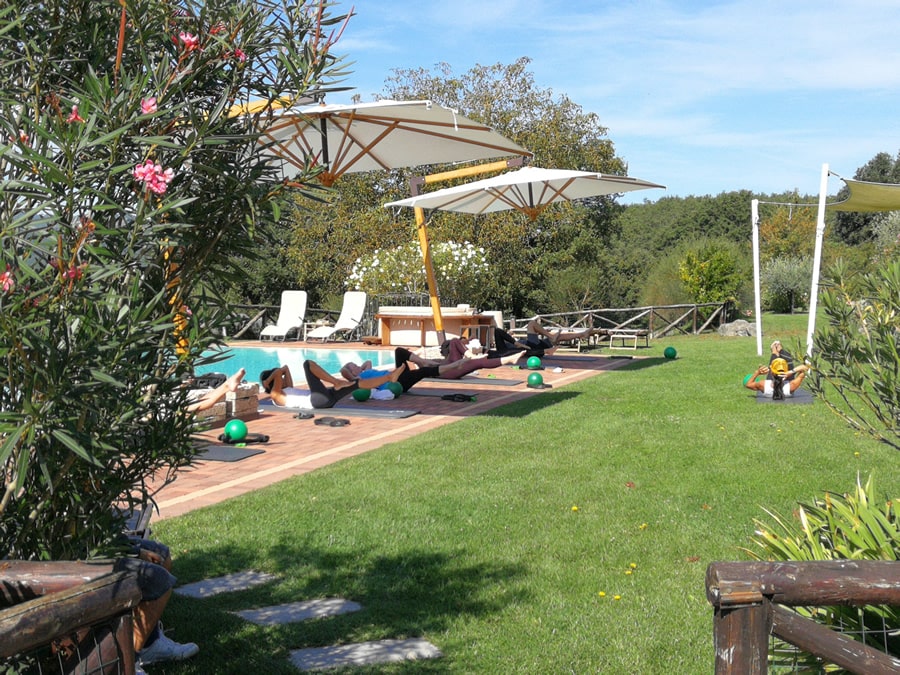 Lezioni di Yoga a bordo piscina